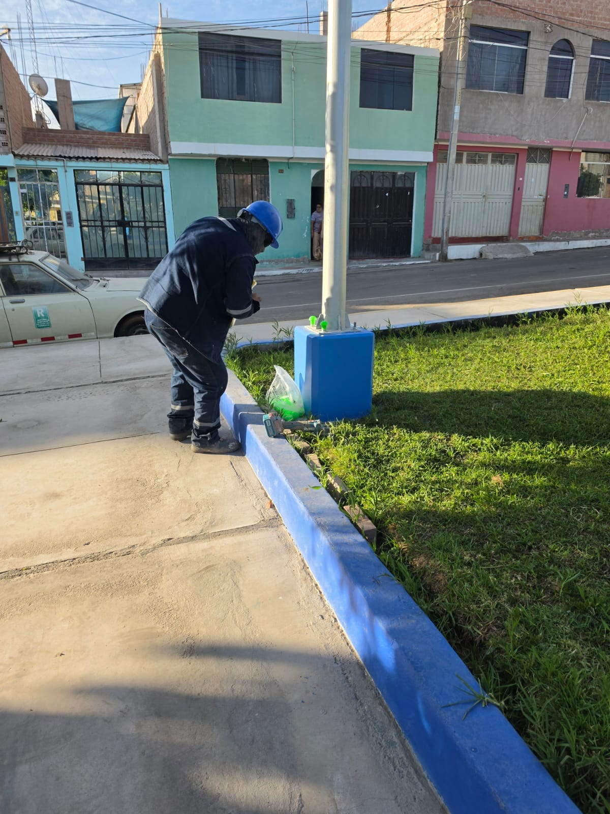 Trabajador realizando mantenimiento en un área verde